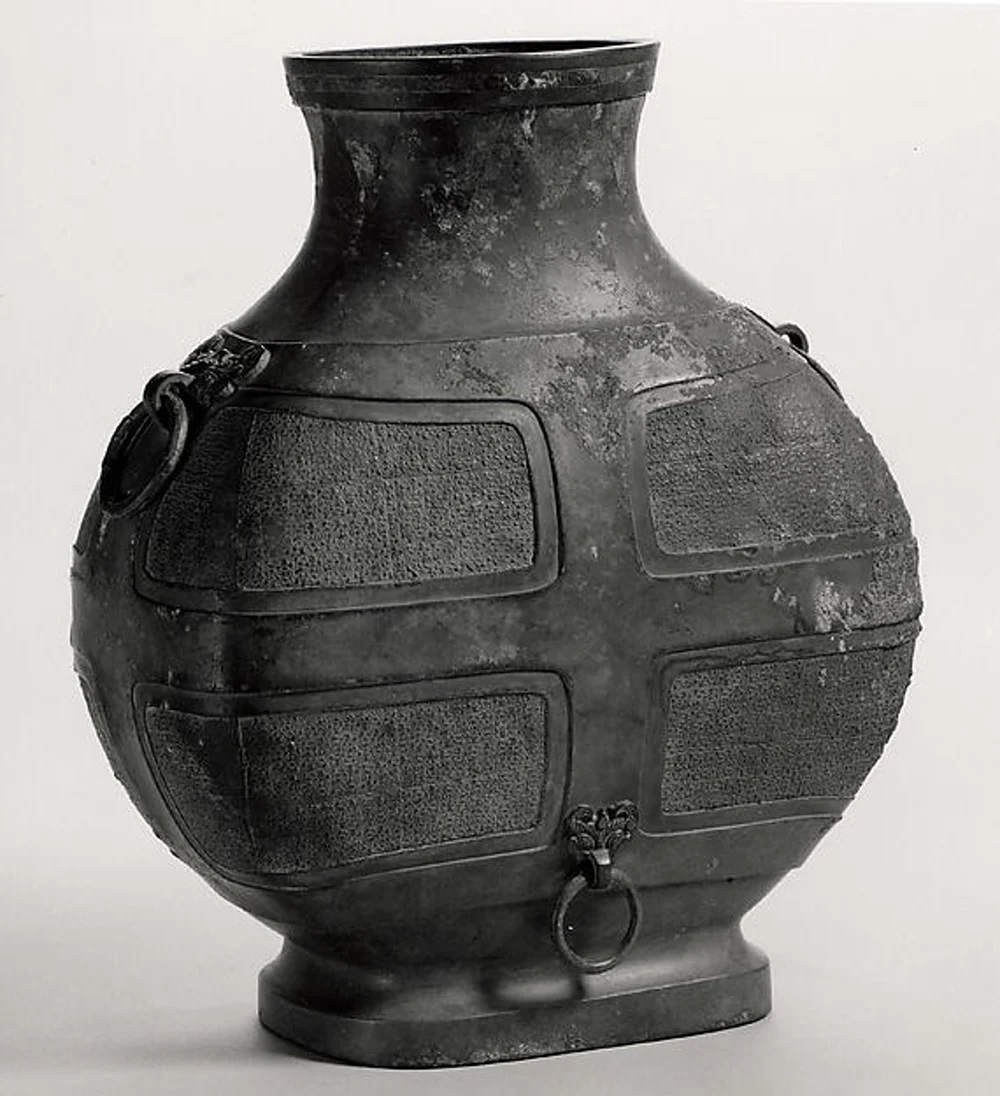 Vaso da vino bronzeo Bianhu del periodo degli Stati Combattenti su fondo chiaro